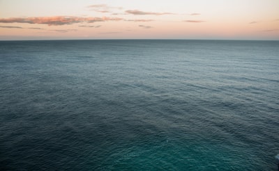 棕色天空下平静的海水